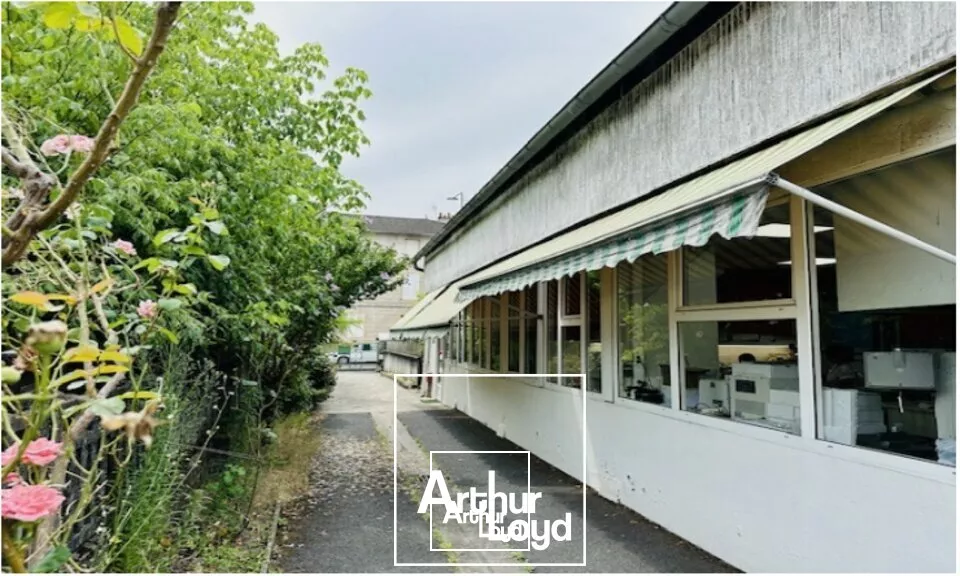 À Brive-la-Gaillarde, emplacement stratégique pour votre activité professionnelle !Profitez de la proximité du centre-ville, de l'autoroute A20 et de la gare SNCF pour installer votre...