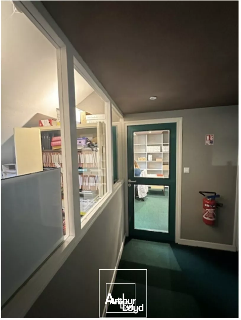 À Brive-la-Gaillarde, emplacement stratégique pour votre activité professionnelle !Profitez de la proximité du centre-ville, de l'autoroute A20 et de la gare SNCF pour installer votre...