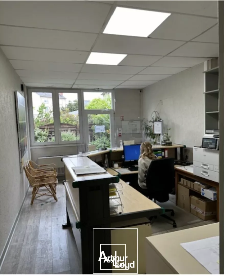 À Brive-la-Gaillarde, emplacement stratégique pour votre activité professionnelle !Profitez de la proximité du centre-ville, de l'autoroute A20 et de la gare SNCF pour installer votre...