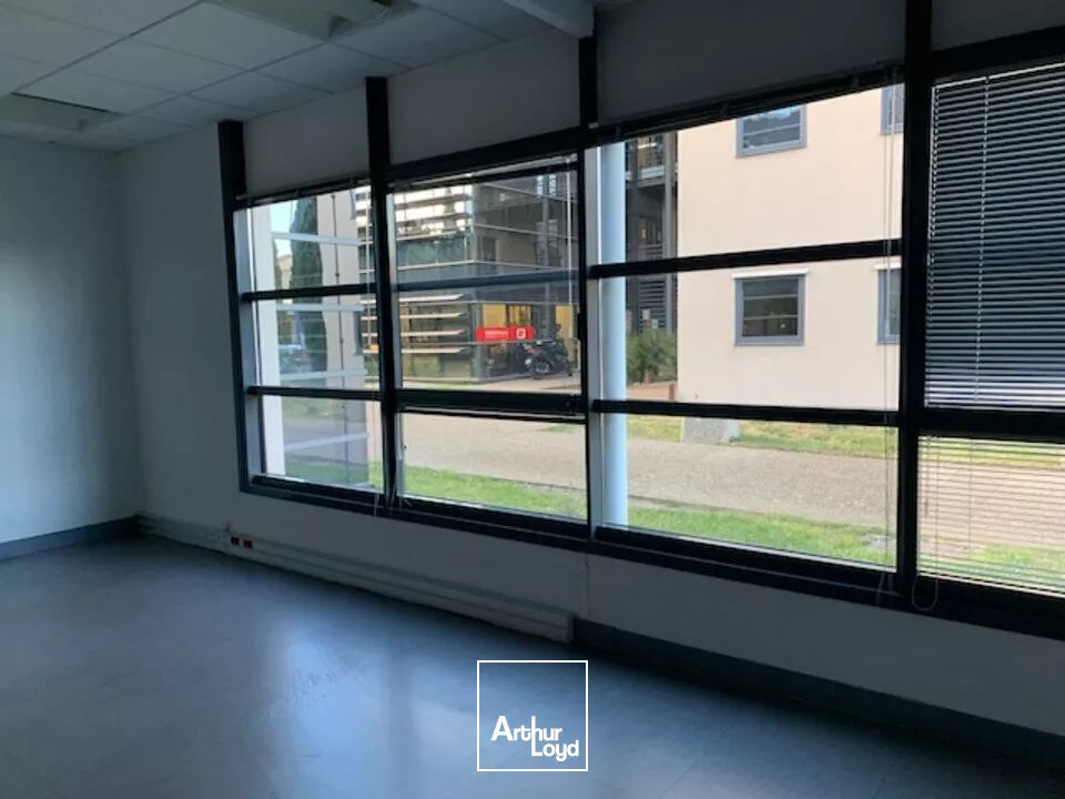 AVIGNON BUREAUX A LOUER DANS UN ENSEMBLE CLOTURE 319 m² en RDC