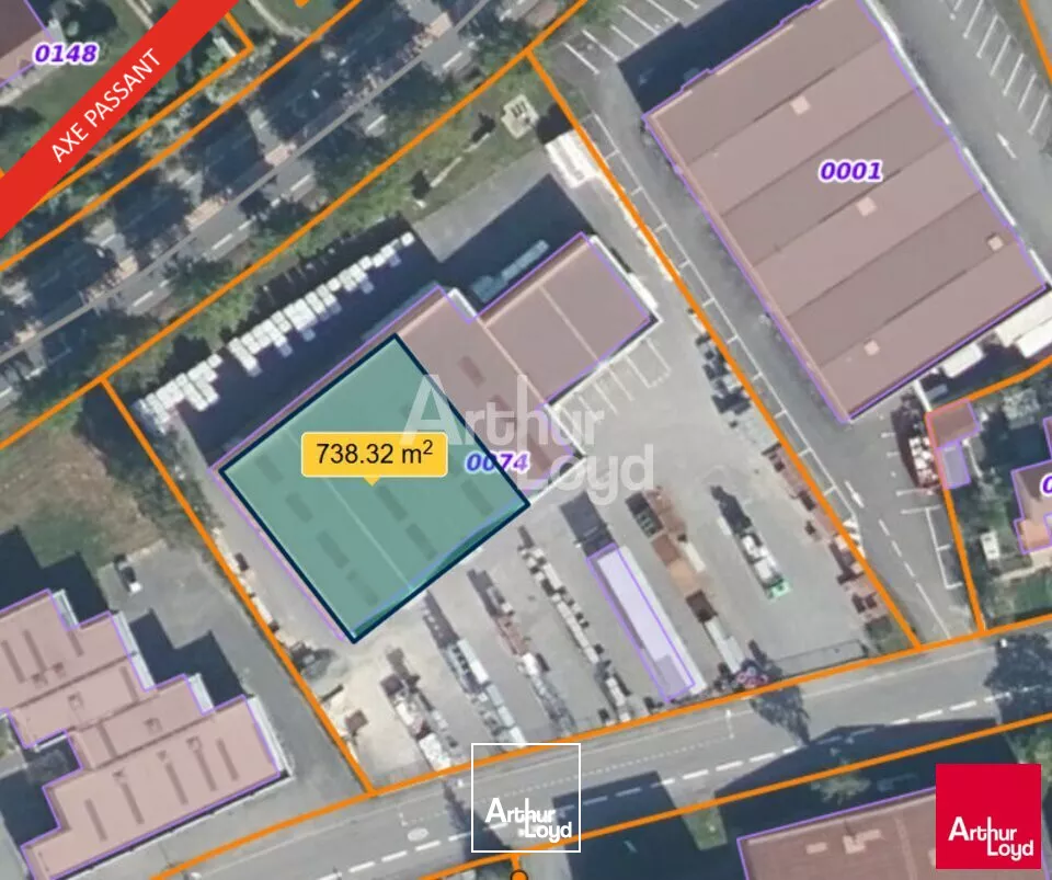 Bel emplacement visible et facilement accessible à Vitré, avec un grand foncier !