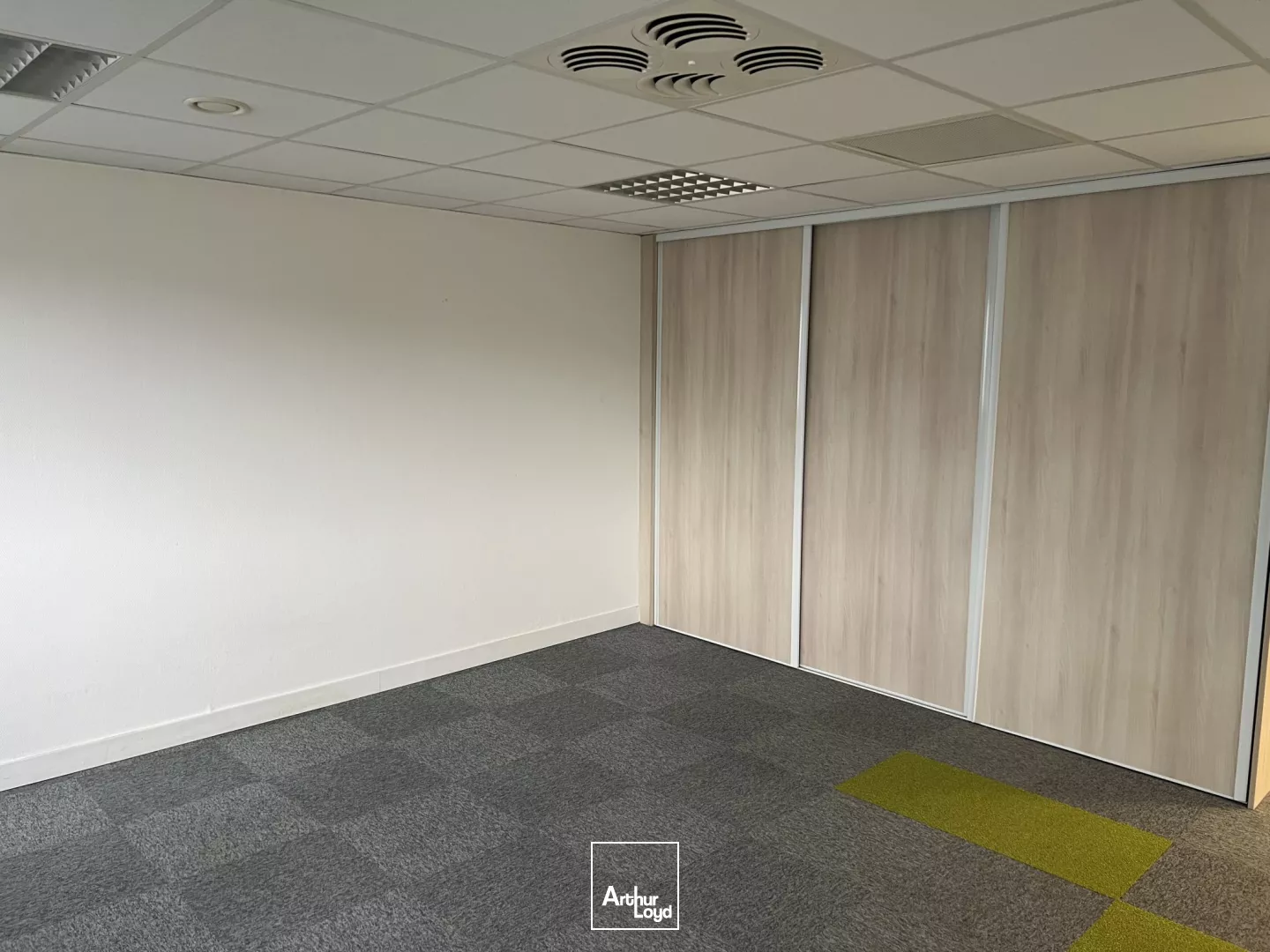 BUREAUX A LOUER - ILE DE NANTES BEAULIEU - 702 M2 DIVISIBLES