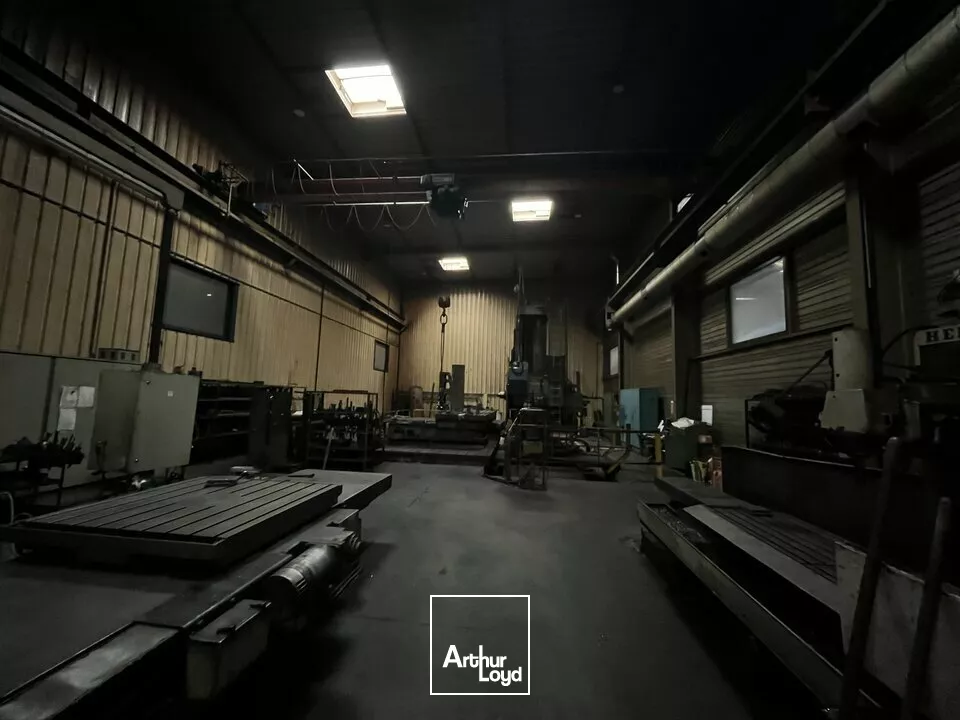 LOCAL D'ACTIVITE - ENTREPOT à VENDRE de 3700 m²