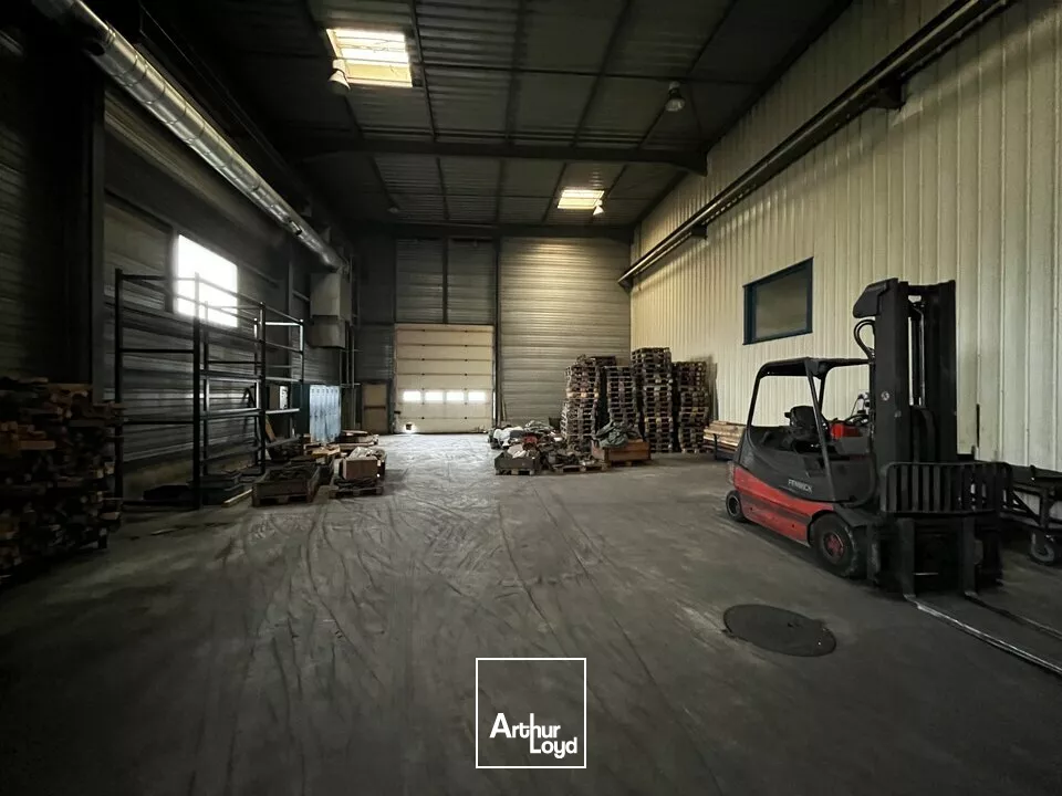 LOCAL D'ACTIVITE - ENTREPOT à VENDRE de 3700 m²