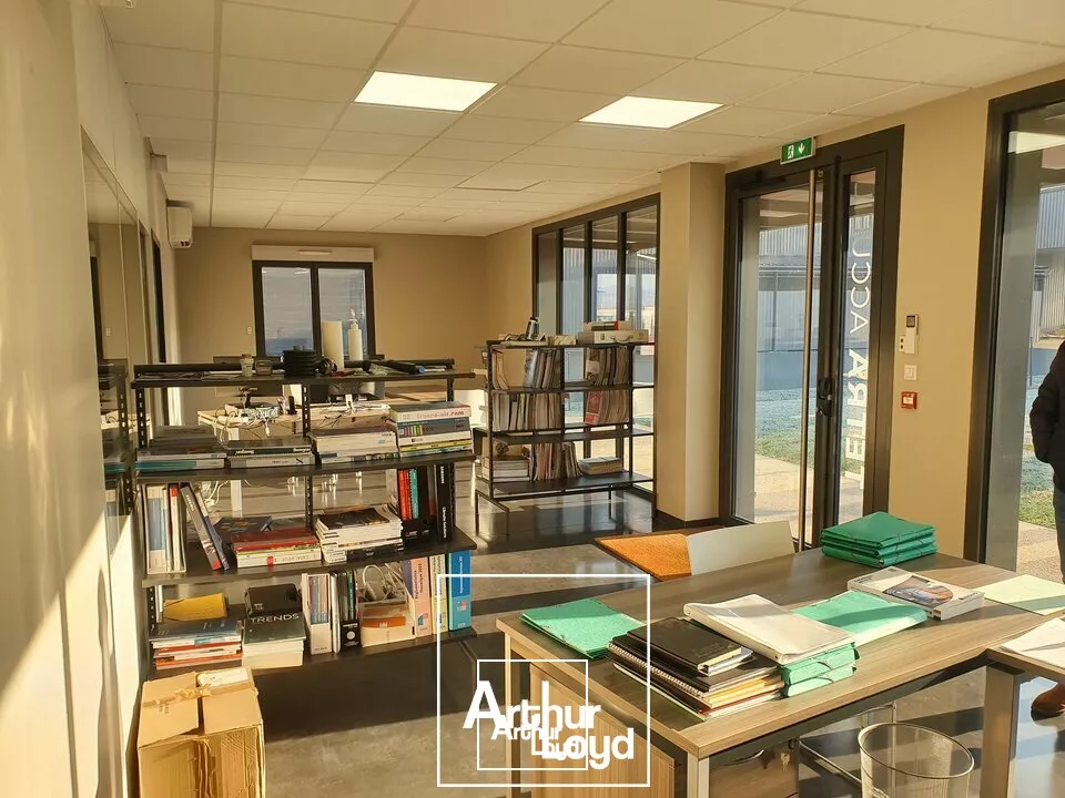 Superbe bureaux zone ouest de Brive 80 M² - état neuf - parking attenant - zone de l'aérodrome 
