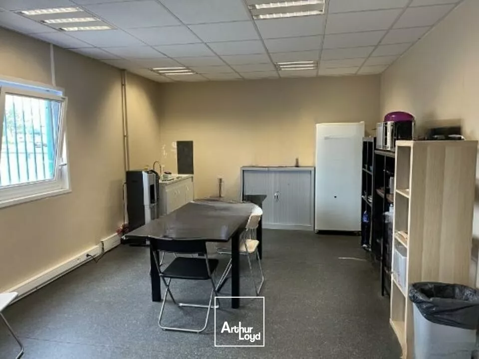 AU NORD DE REIMS, UN LOCAL COMMERCIAL D'ENVIRON 3 630m2 AVEC 263 PLACES PARKING SUR UNE PARCELLE D'ENVIRON 8970m2 - DISPONIBLE IMMEDIATEMENT 