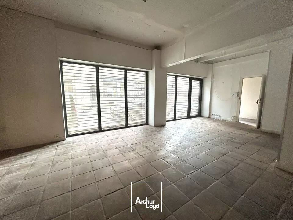 À LOUER - LOCAL COMMERCIAL / BUREAUX - CENTRE VILLE DE POITIERS - 50m²