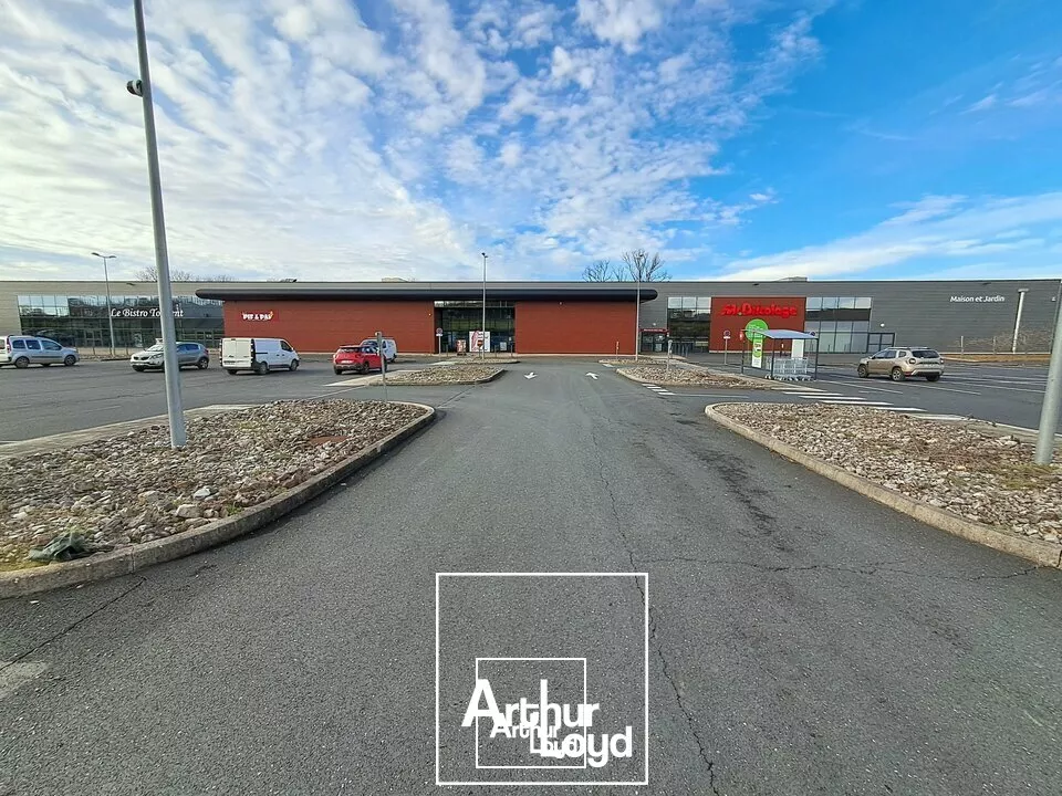 Cellule commerciale de 620m² dans un complexe commercial avec emplacement n°1
