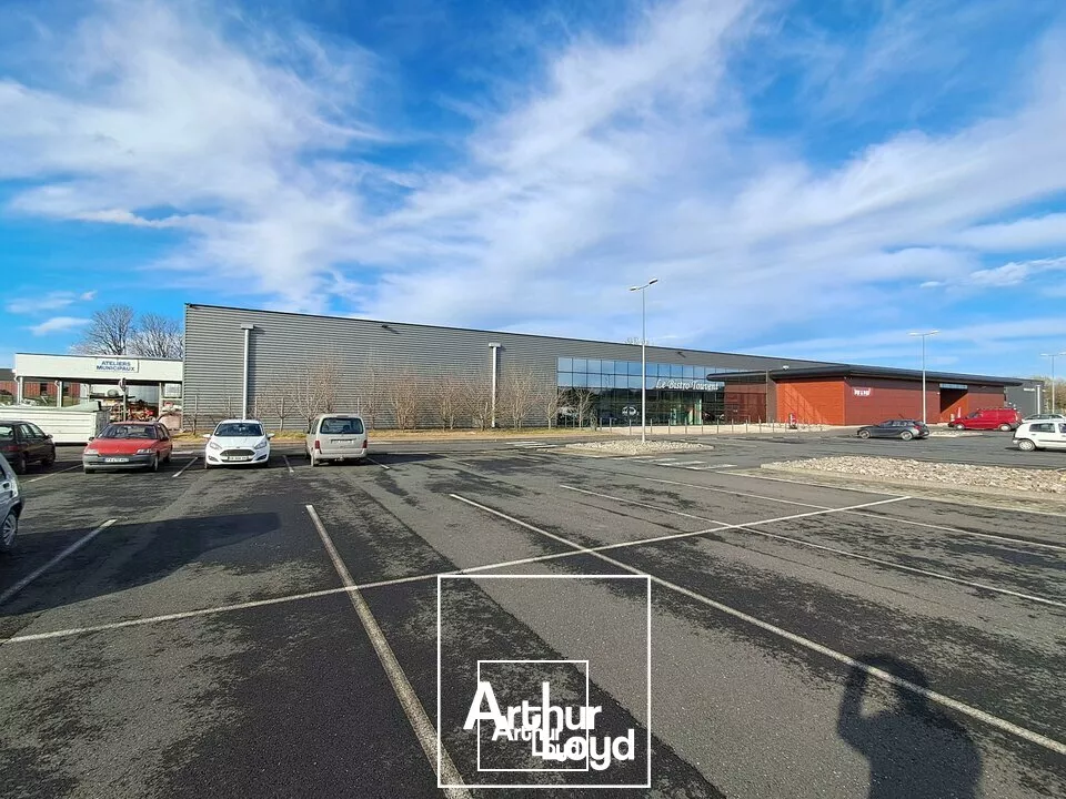 Plateau de 500m² de bureaux dans un complexe commercial avec emplacement n°1