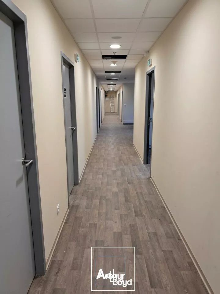 Plateau de 500m² de bureaux dans un complexe commercial avec emplacement n°1