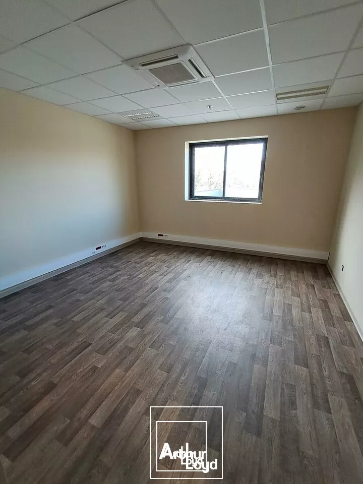 Plateau de 500m² de bureaux dans un complexe commercial avec emplacement n°1