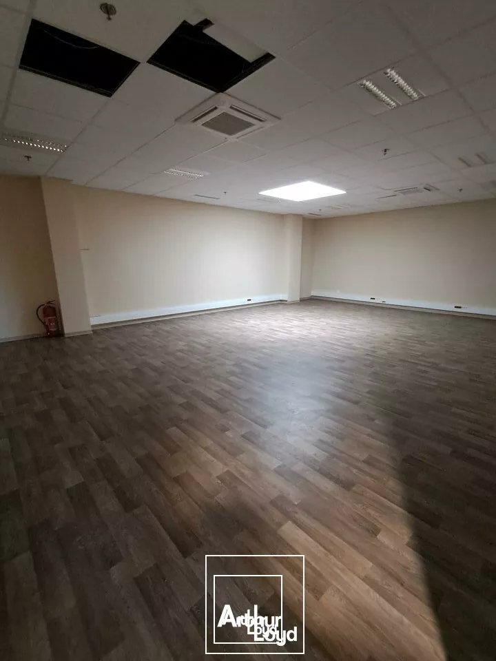 Plateau de 500m² de bureaux dans un complexe commercial avec emplacement n°1
