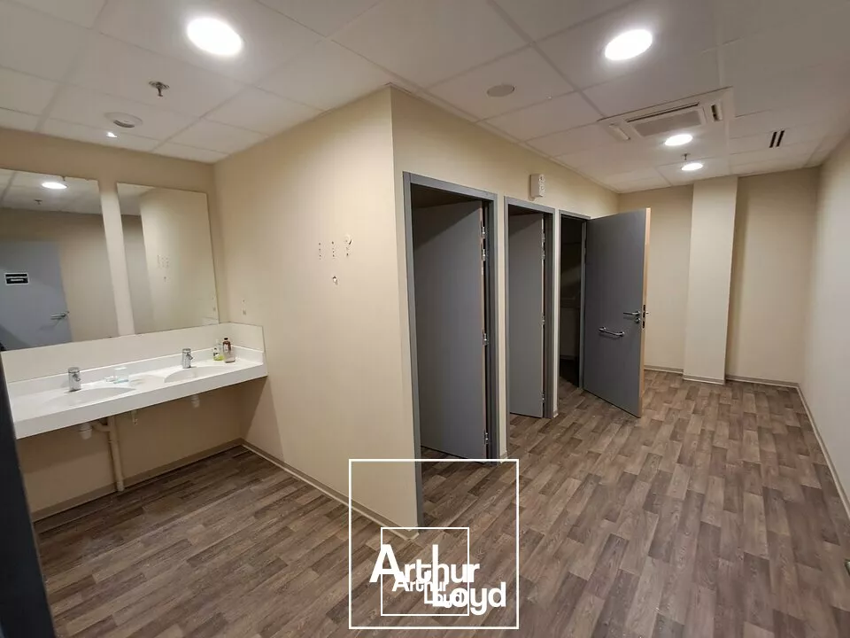 Plateau de 500m² de bureaux dans un complexe commercial avec emplacement n°1