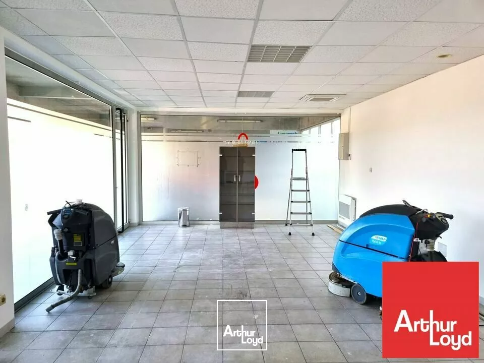 POITIERS - BUREAUX COMMERCIAUX OU LOCAUX COMMERCIAUX A VENDRE 50M² DANS UN CENTRE COMMERCIAL