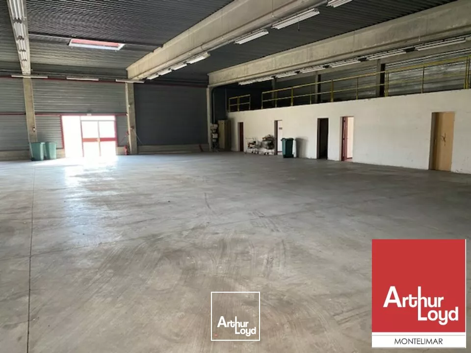 MONTELIMAR NORD ZONE DU MEYROL - A louer entrepôt avec bureaux d'une surface d'environ 1 200 m2.