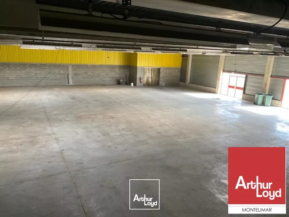 MONTELIMAR NORD ZONE DU MEYROL - A louer entrepôt avec bureaux d'une surface d'environ 1 200 m2.