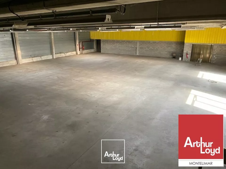 MONTELIMAR NORD - ZONE DU MEYROL - A louer entrepôt d'une surface d'environ 600 m2 avec bureaux et parking.
