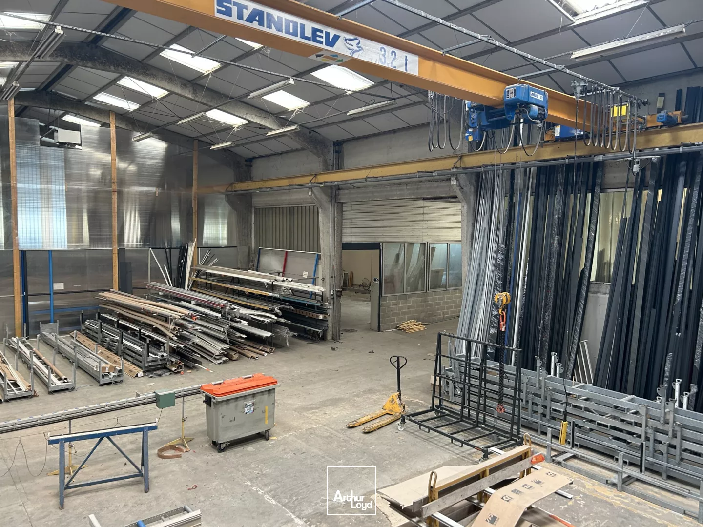 Cellule d'activité avec bureaux à louer - Abbeville, accès rapide A16 et proximité gare SNCF