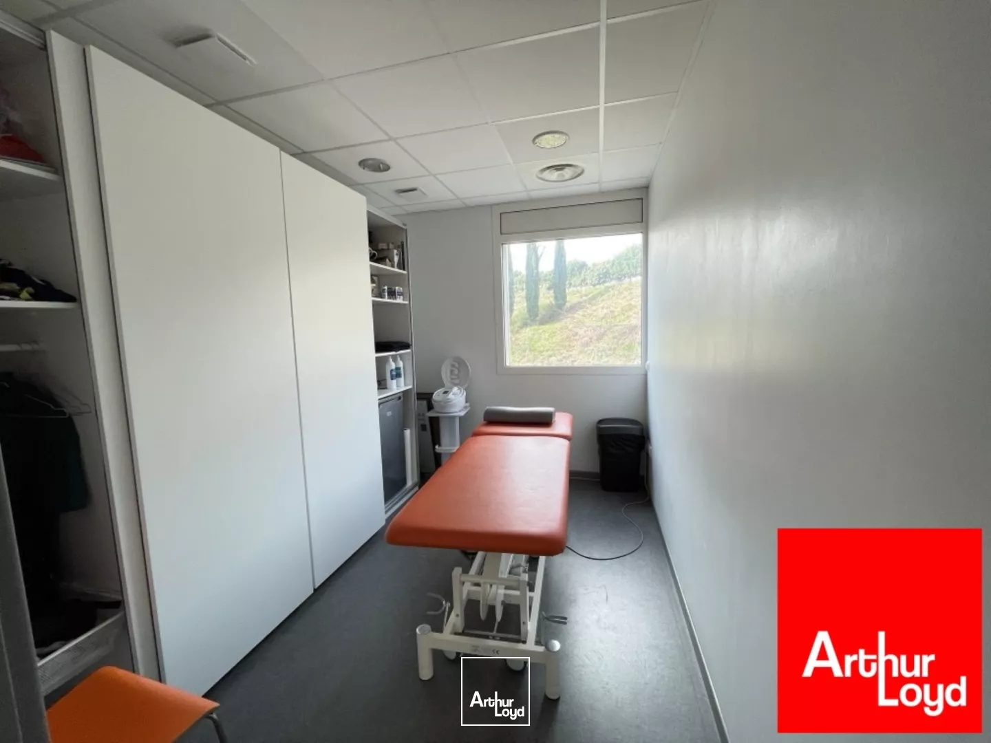 BUREAUX À LOUER - BAILLARGUES GOLF - LOCAL EN REZ DE CHAUSSEE ACCESSIBLE PMR