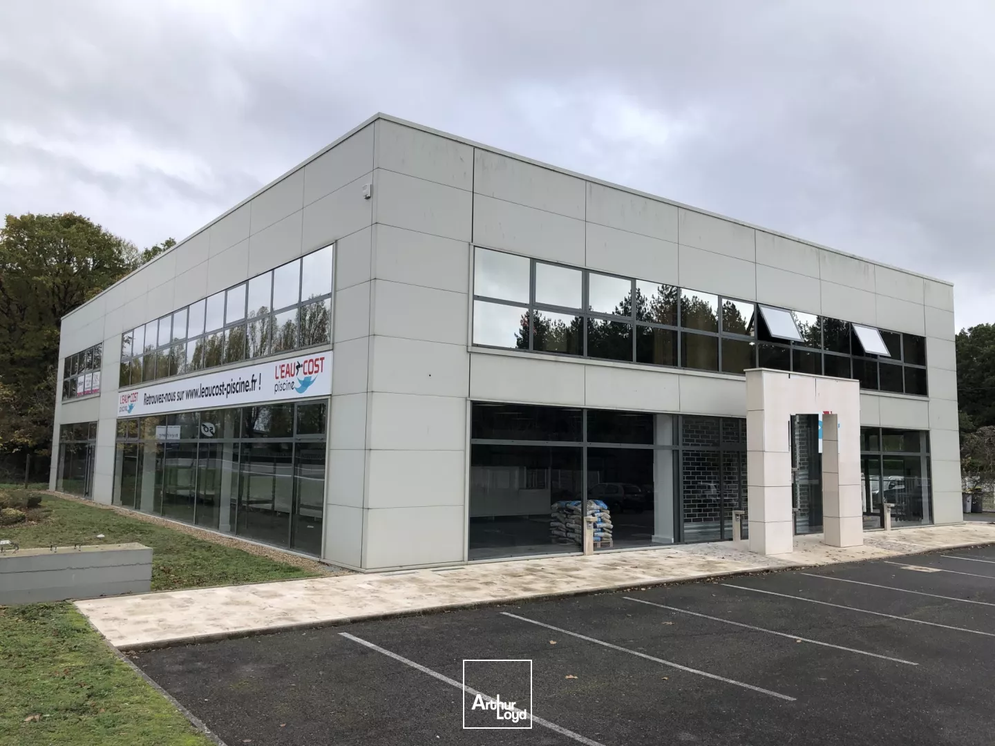 Bureaux de 206 m2 avec parkings à louer - Visibilité exceptionnelle le long de la RD 2020