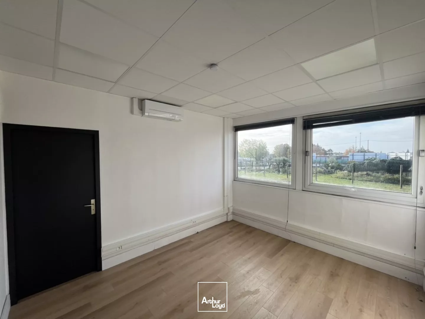Bonne Visibilité !!! Bureaux à louer d'environ 270 m2 en R+1 divisibles à partir de 128 m2- SARAN MONTARAN