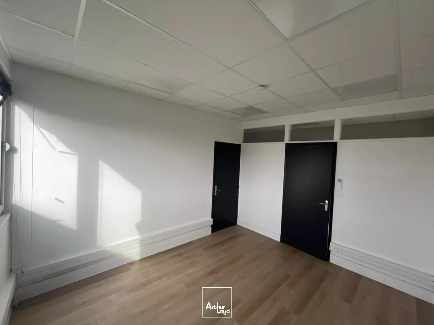 Bonne Visibilité !!! Bureaux à louer d'environ 270 m2 en R+1 divisibles à partir de 128 m2- SARAN MONTARAN