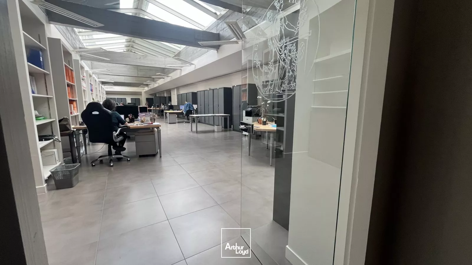 Location de bureau au Coeur de Ville - environ 738 m2 avec stationnements privatifs 