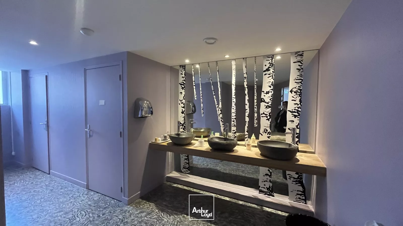 Location de bureau au Coeur de Ville - environ 738 m2 avec stationnements privatifs 