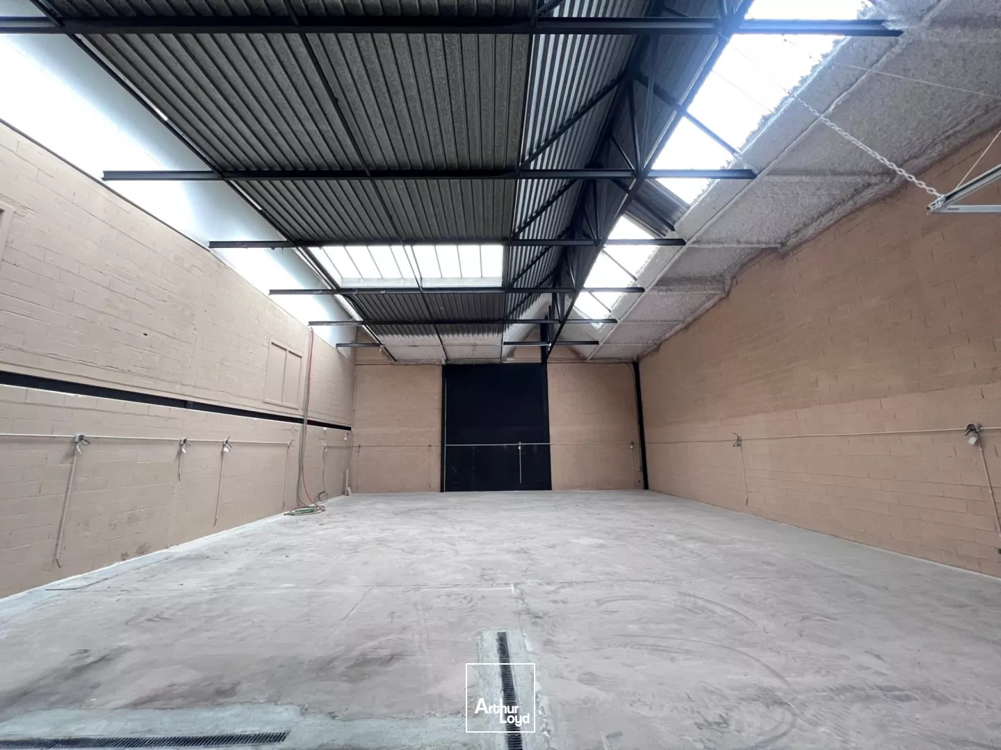 Cellule d'activités à louer - 260 m2 - Orléans Sud