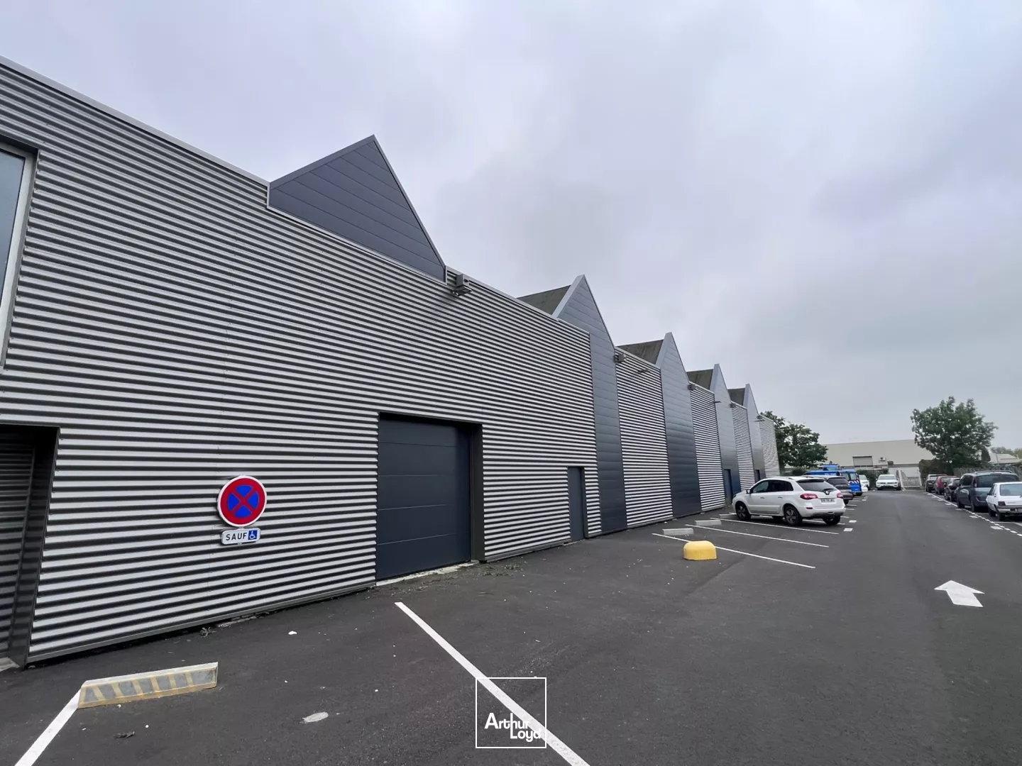 Cellule d'activités à louer - 260 m2 - Orléans Sud