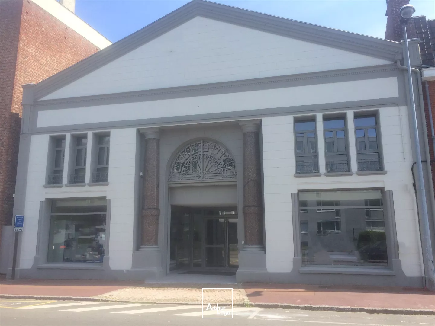 Bureaux showroom a louer douai proche centre villle immeuble emblématique proximité gare espaces rénovés aménagement réserve