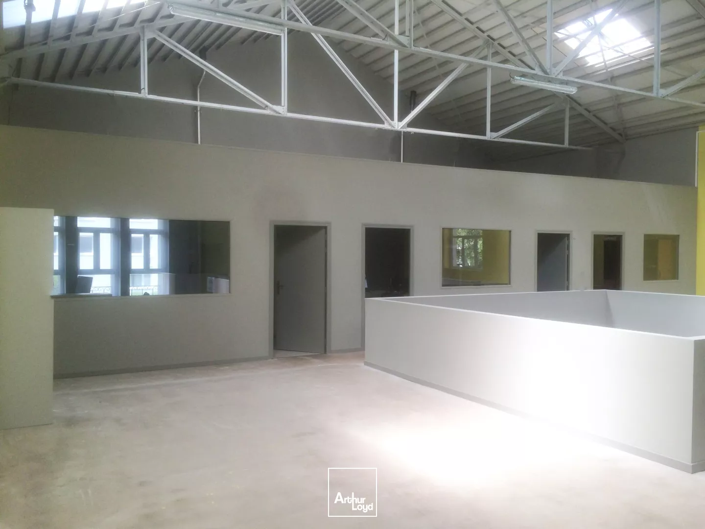 Bureaux showroom a louer douai proche centre villle immeuble emblématique proximité gare espaces rénovés aménagement réserve