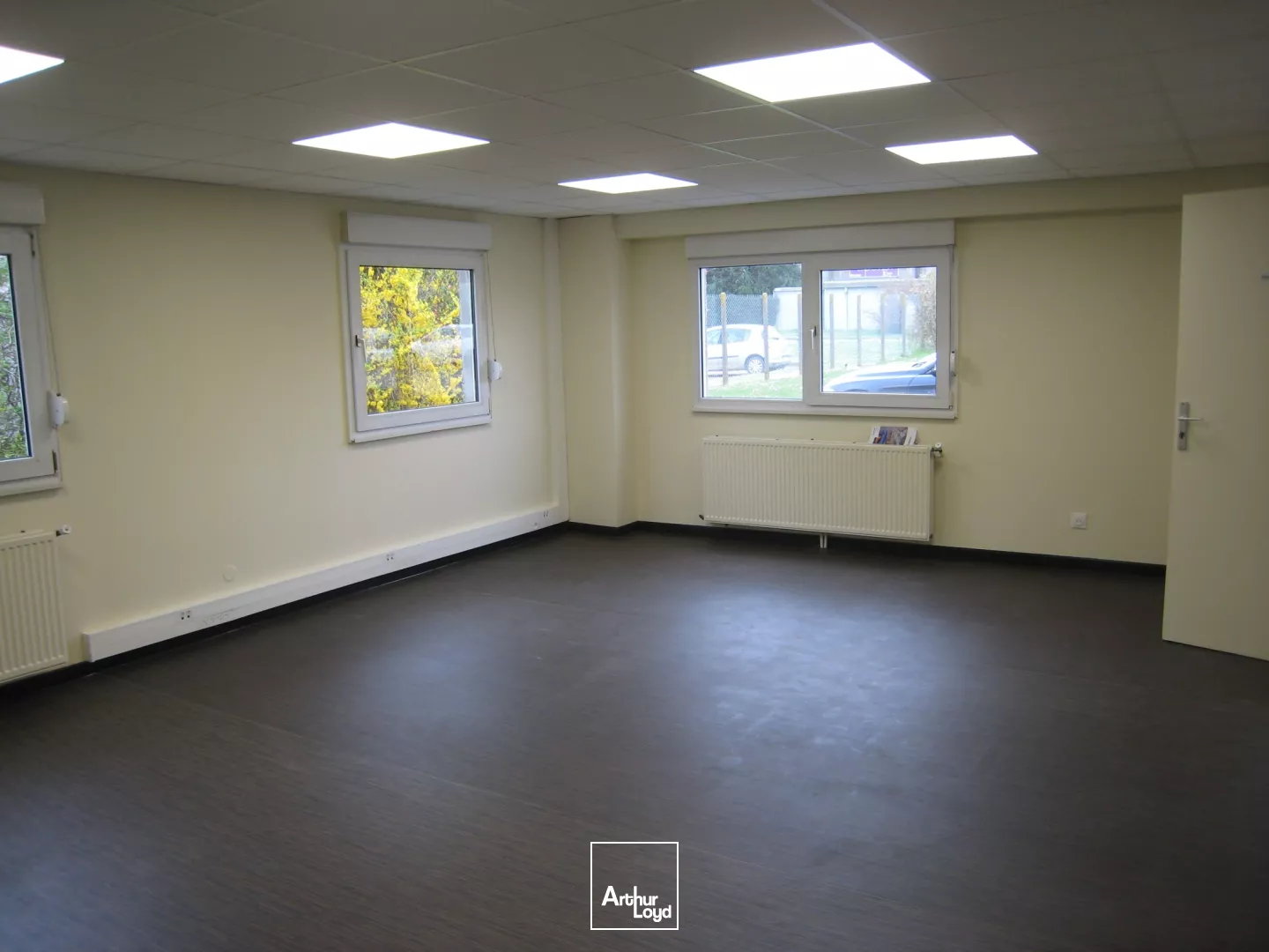 Rare sur le secteur , entrepot / local l'activité à LOUER en ZI de TEMPLEMARS .cours parkings VL 