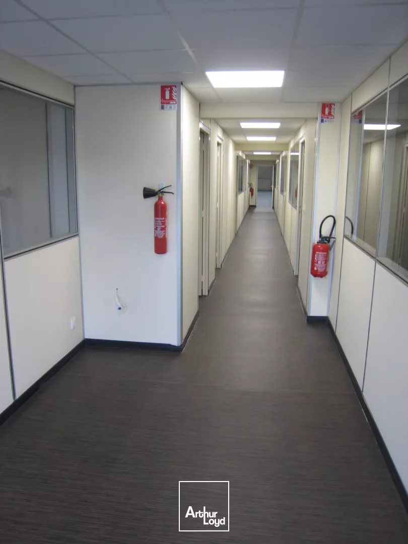 Rare sur le secteur , entrepot / local l'activité à LOUER en ZI de TEMPLEMARS .cours parkings VL 