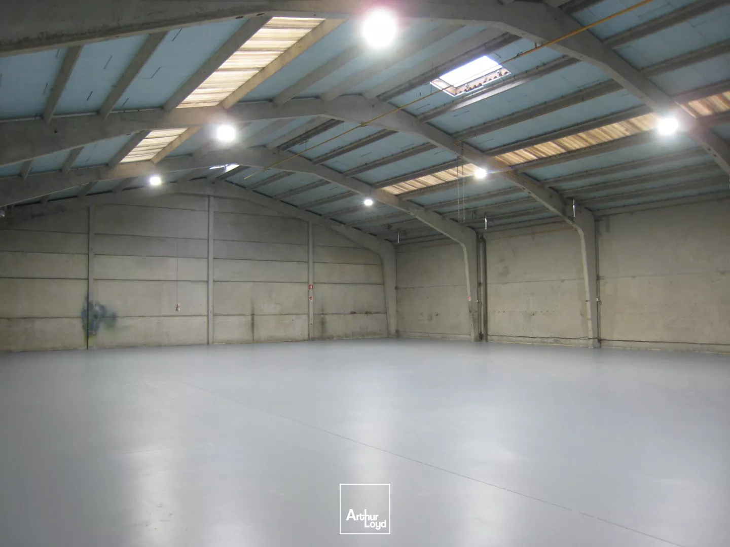 Rare sur le secteur , entrepot / local l'activité à LOUER en ZI de TEMPLEMARS .cours parkings VL 