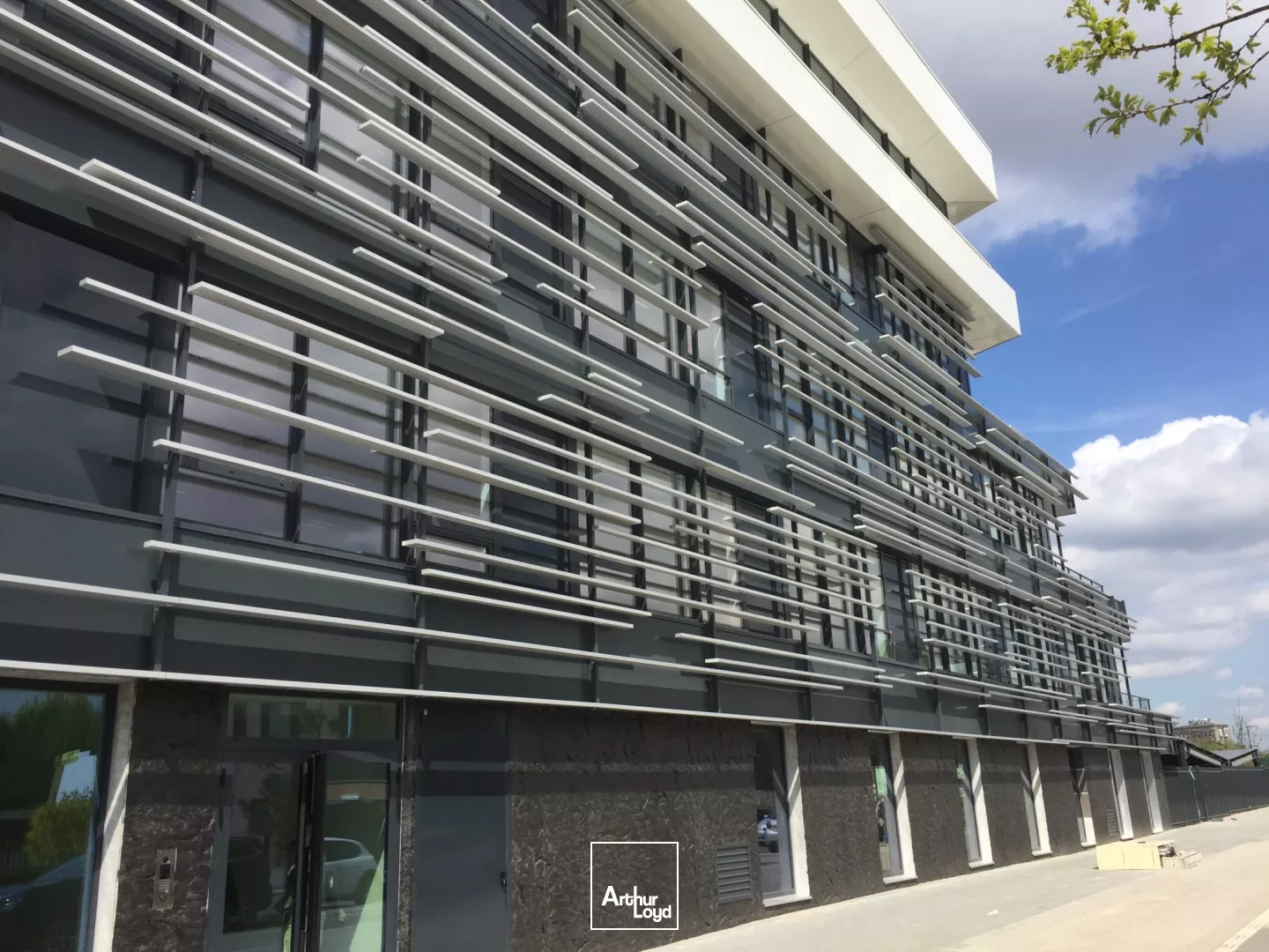 Bureaux neufs à louer aux portes de Lille - Espaces modernes avec terrasses, rooftop et accessibilité métro