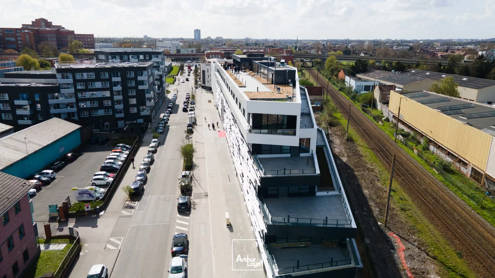 Bureaux neufs à louer aux portes de Lille - Espaces modernes avec terrasses, rooftop et accessibilité métro