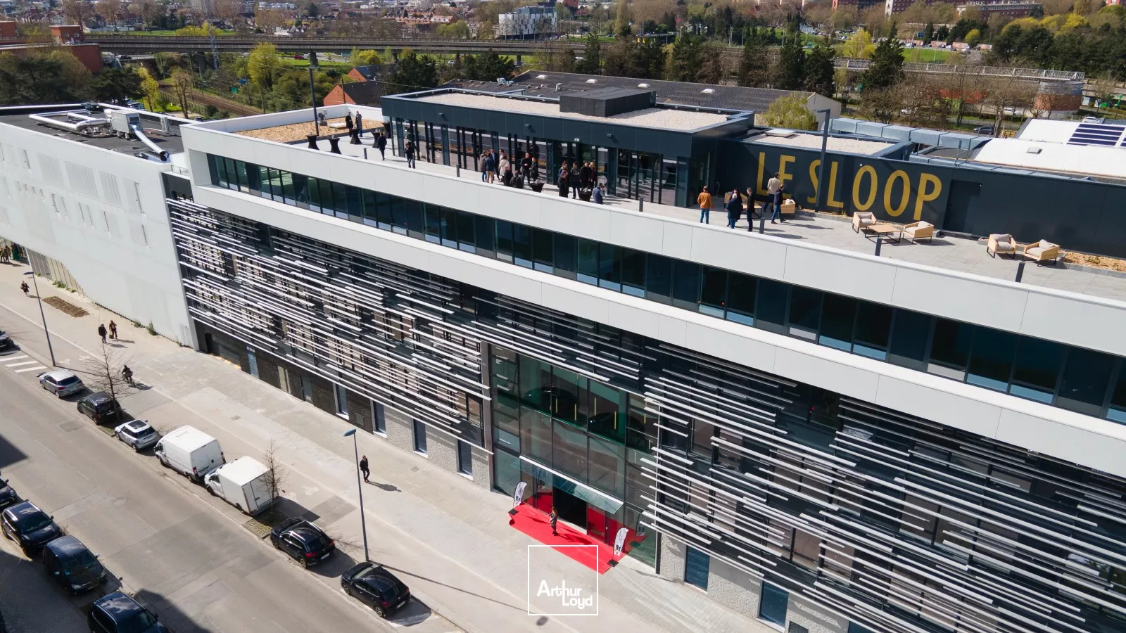 Bureaux neufs à louer aux portes de Lille - Espaces modernes avec terrasses, rooftop et accessibilité métro
