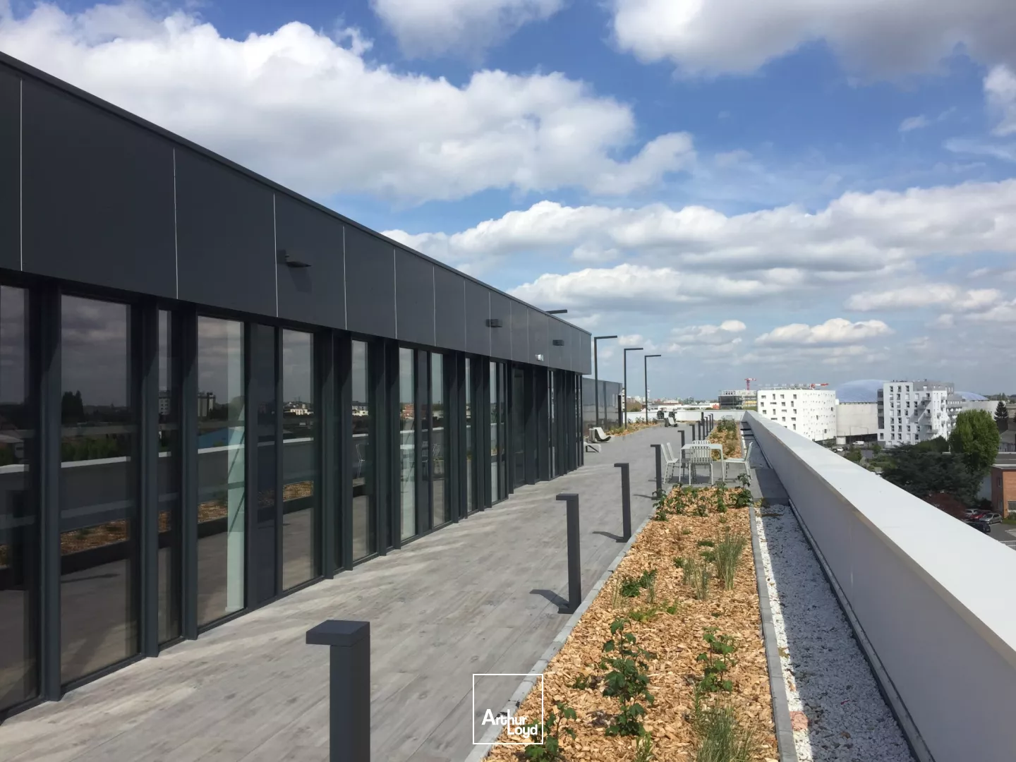Bureaux neufs à louer aux portes de Lille - Espaces modernes avec terrasses, rooftop et accessibilité métro