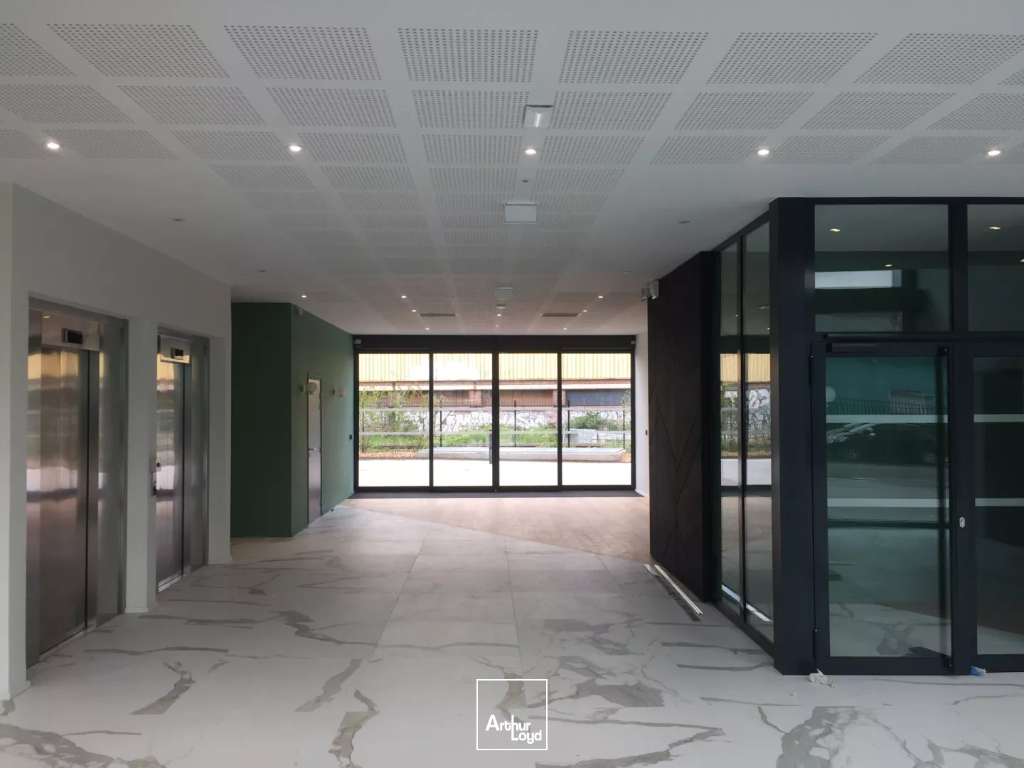 Bureaux neufs à louer aux portes de Lille - Espaces modernes avec terrasses, rooftop et accessibilité métro