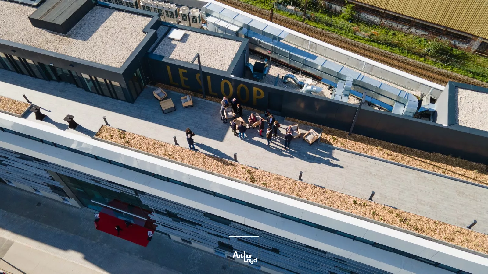 Bureaux neufs à louer aux portes de Lille - Espaces modernes avec terrasses, rooftop et accessibilité métro
