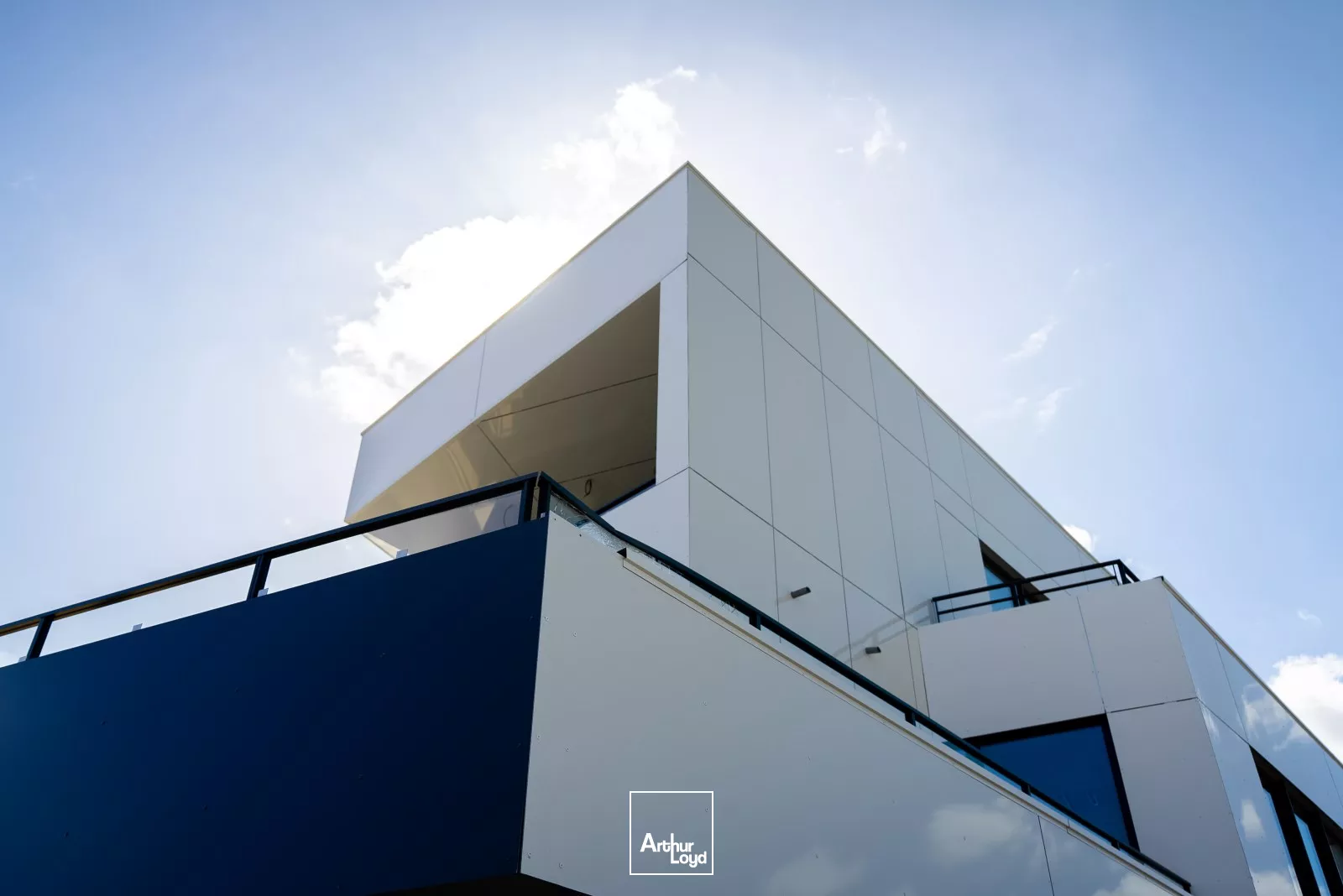 Bureaux neufs à louer aux portes de Lille - Espaces modernes avec terrasses, rooftop et accessibilité métro