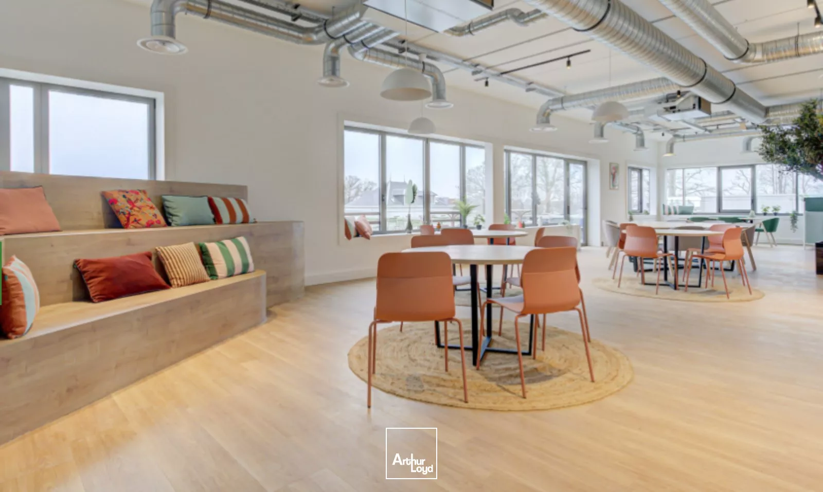 Location de bureaux neufs et flexibles à Villeneuve d'Ascq - Espaces modernes avec services et terrasses