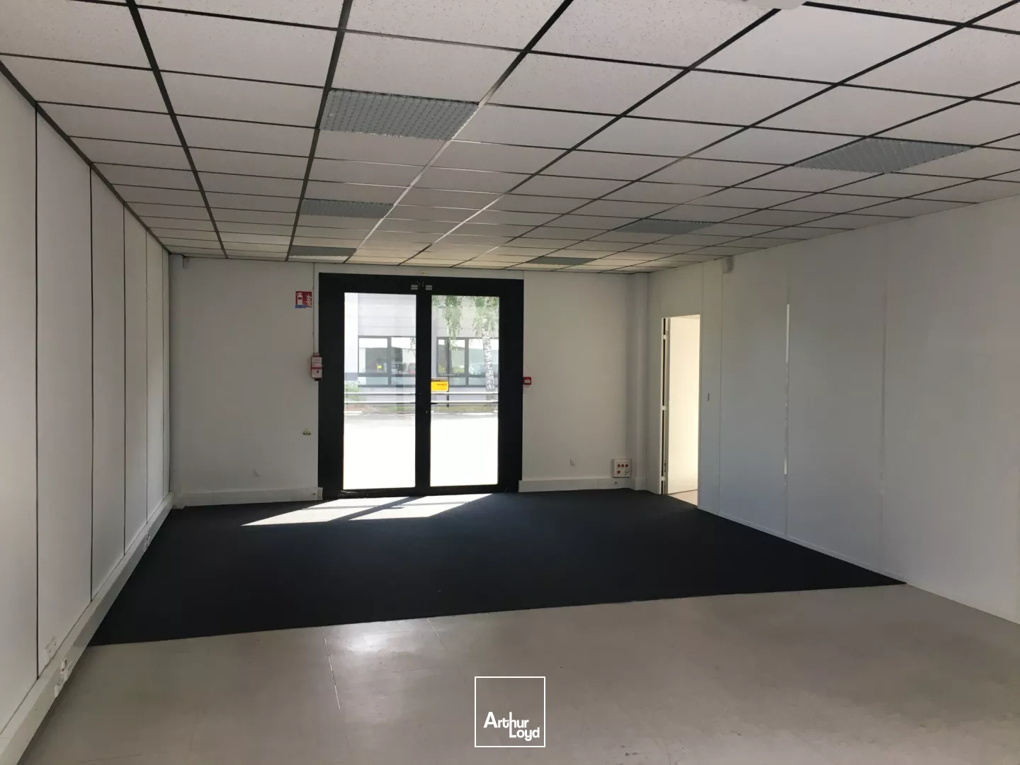 Bureaux fonctionnels à louer à Villeneuve d'Ascq - Accessibilité optimale et cadre verdoyant