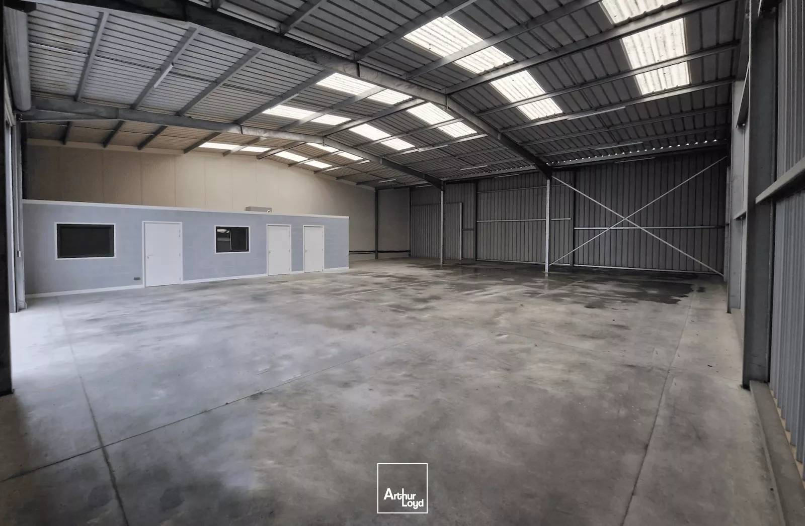 À LOUER - LOCAUX D'ACTIVITÉ MIXTES BUREAUX & STOCKAGE - GRANDE-SYNTHE