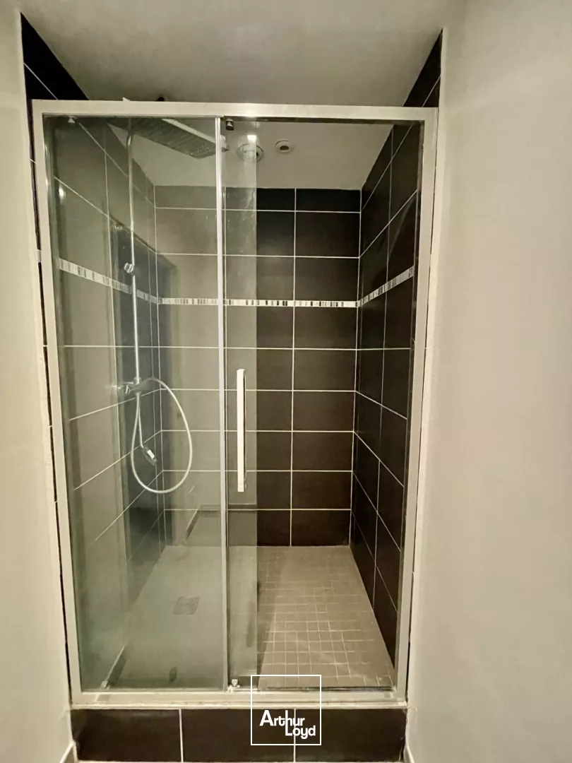 Locaux Rénovés à Louer à Lille avec Parkings - Centre-Ville Proche Services, Commerces et Transports