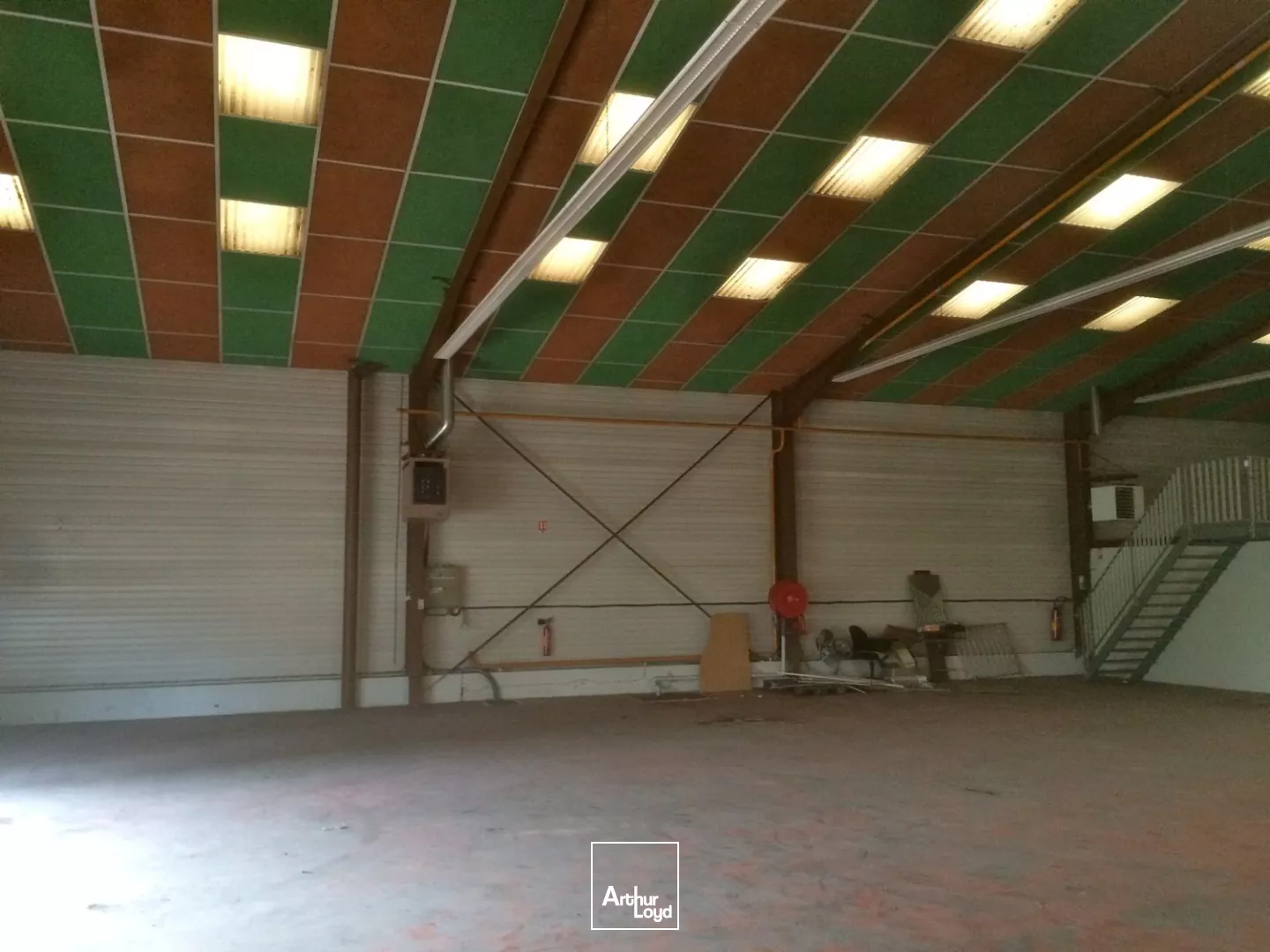 ENTREPOT INDEPENDANT AVEC STOCKAGE EXTERIEUR 