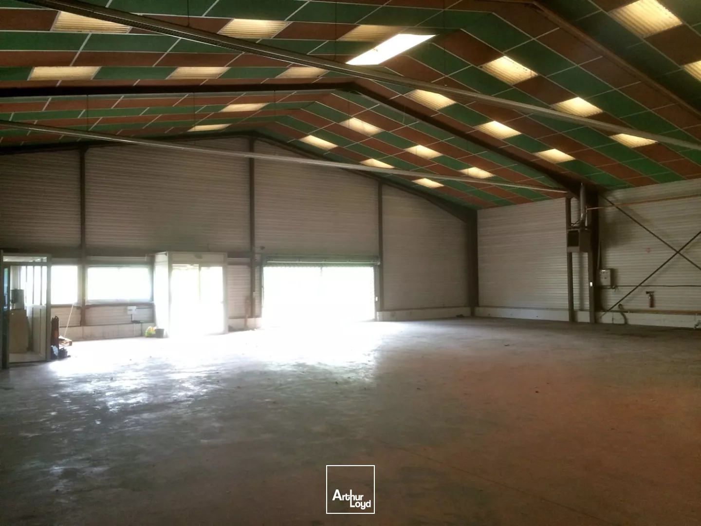 ENTREPOT INDEPENDANT AVEC STOCKAGE EXTERIEUR 