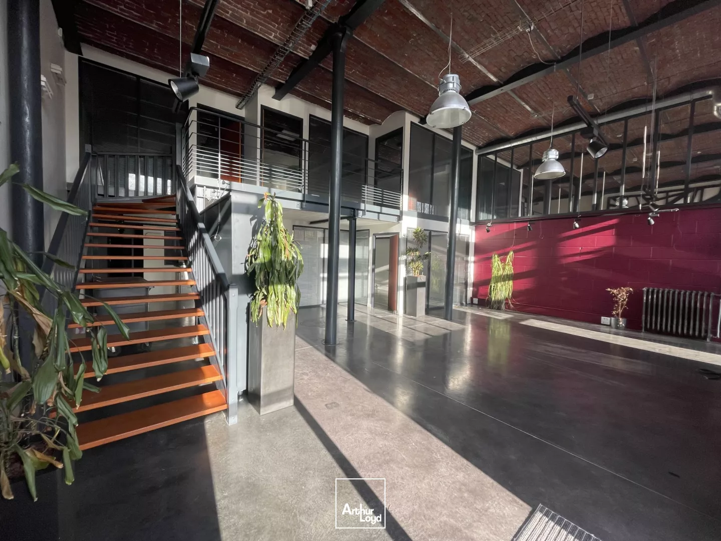 Bureaux de standing dans une ancienne usine alliant cachet industriel et prestations de grandes qualités. Surfaces à louer ou à vendre. 