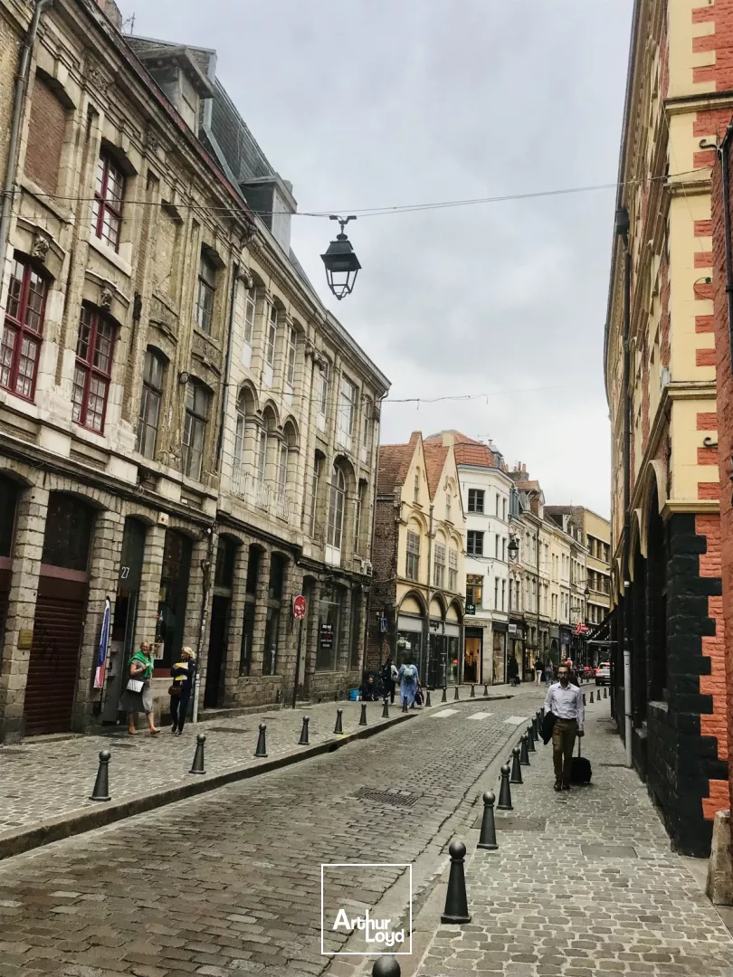 Local à Louer immédiatement dans le Vieux Lille. 